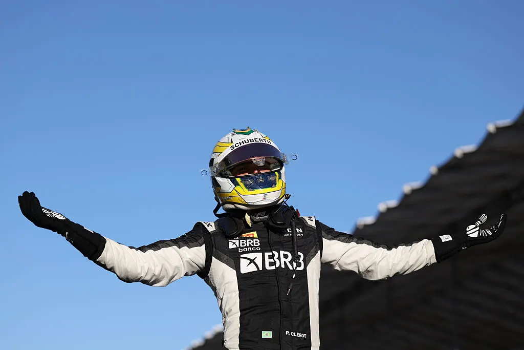 Pedro Clerot celebrando su victoria en el circuito