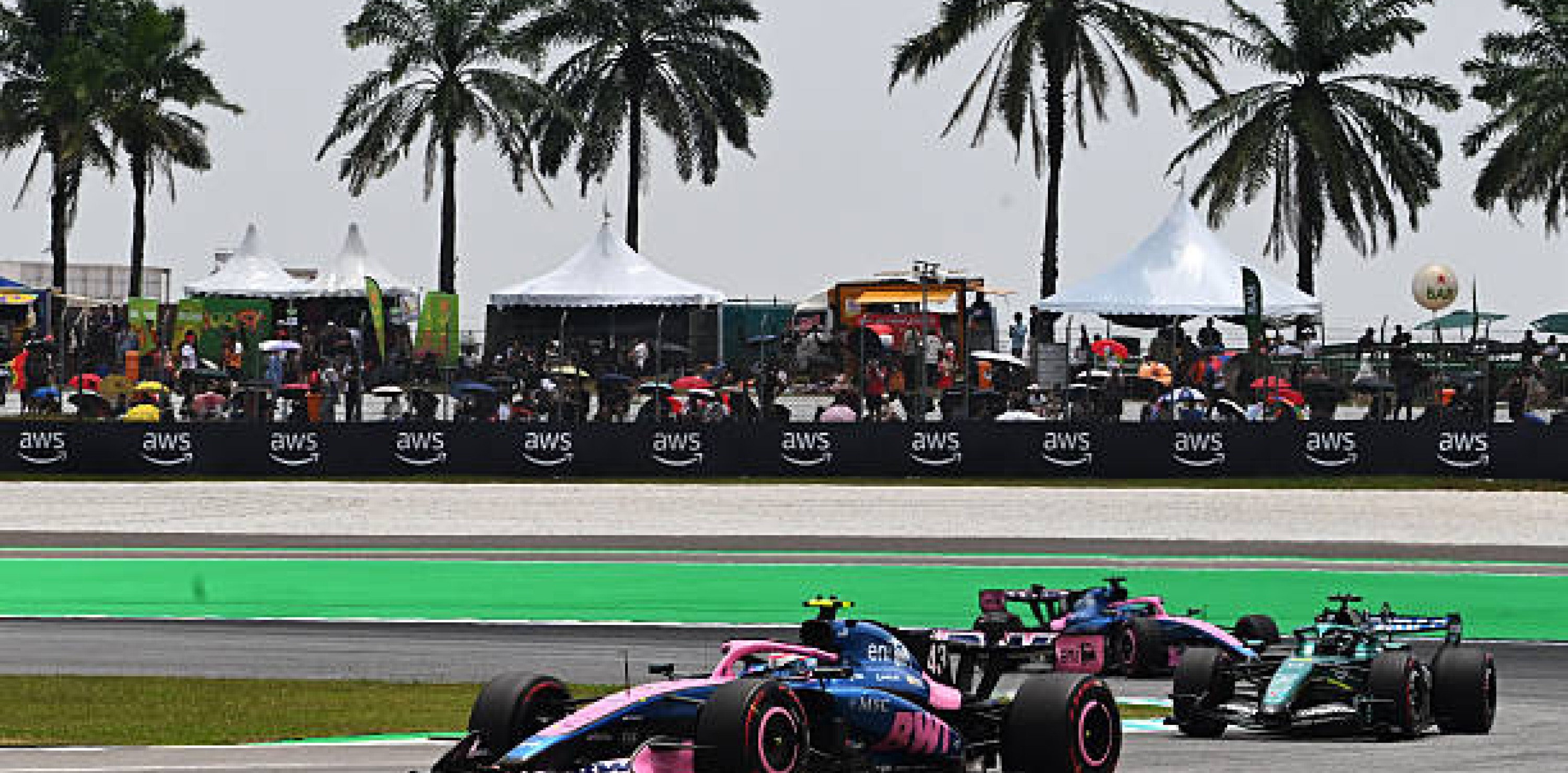 Monoplazas de Alpine en la pista del circuito de Sepang durante el Gran Premio de Malasia.