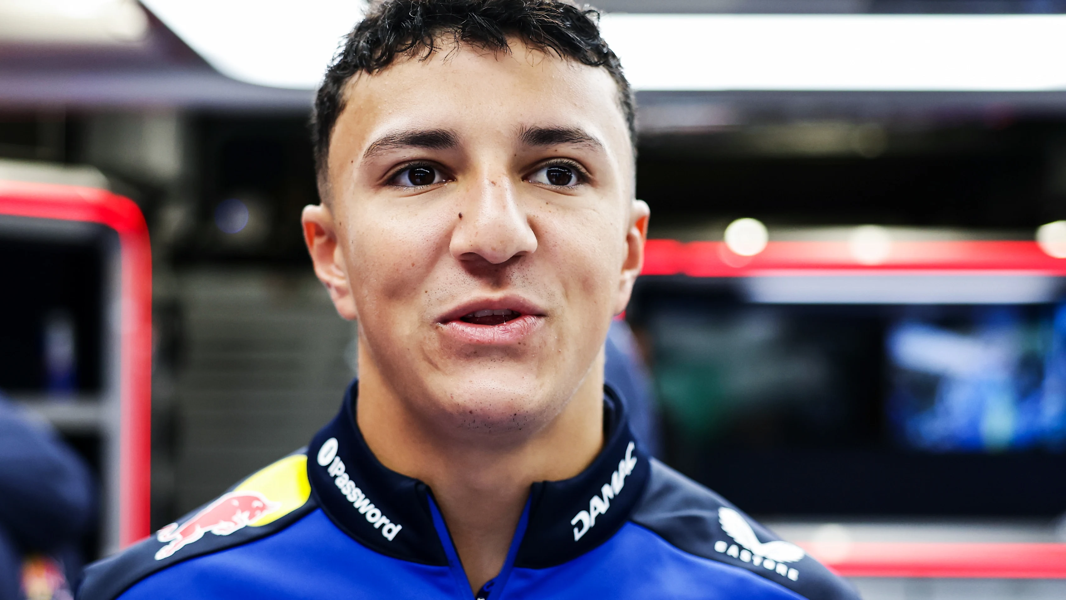 Isack Hadjar durante un fin de semana de Gran Premio.