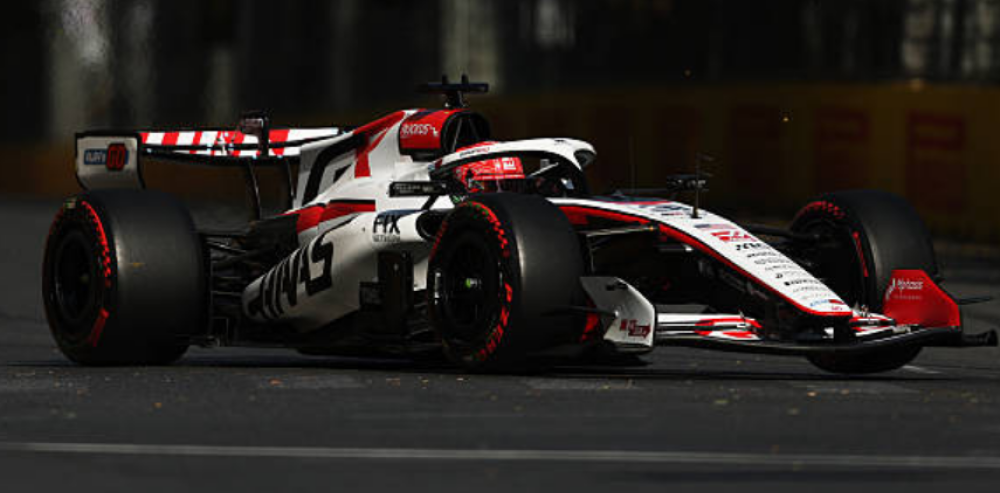 Monoplaza de Haas en pista durante una sesión oficial.