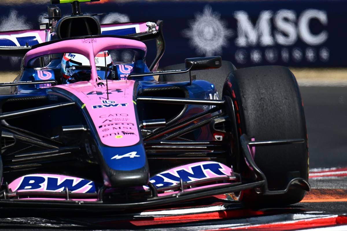 Monoplaza de Alpine en pista durante las prácticas del fin de semana en Sepang.