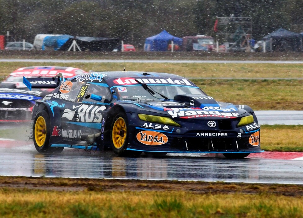 El Toyota Camry de Luis José Di Palma transitando bajo la lluvia en el autódromo de San Nicolás durante el primer entrenamiento.