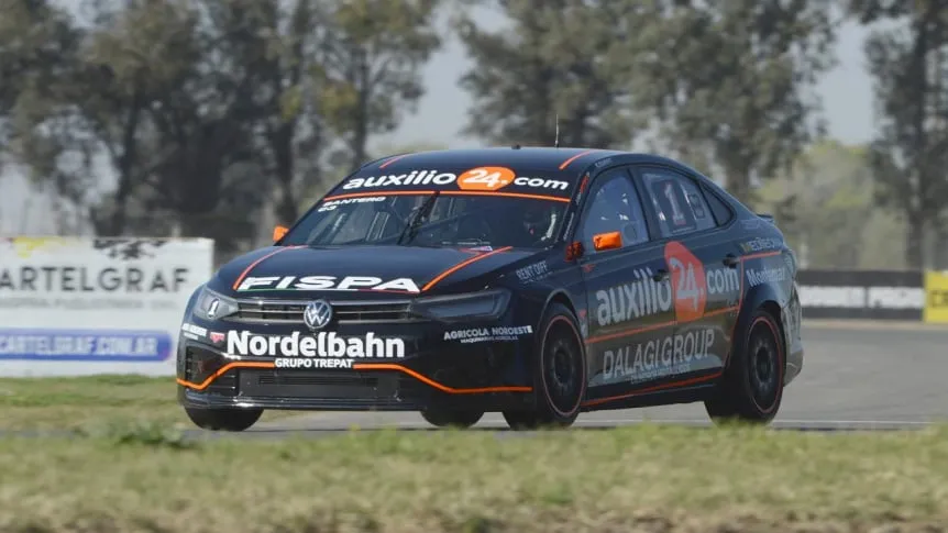 Julián Santero al mando de su Volkswagen Vento en pista durante la competencia.