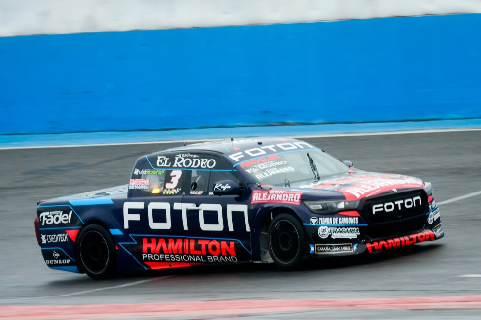 La camioneta Foton de Mariano Werner en plena aceleración durante la actividad oficial en el autódromo de Balcarce.