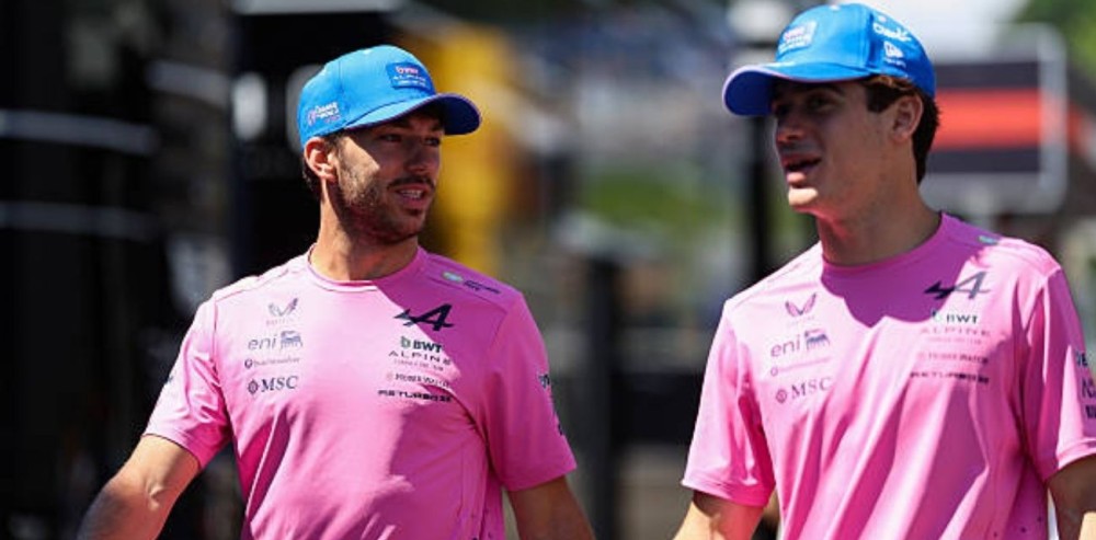 Franco Colapinto y Pierre Gasly en los boxes de Alpine durante el fin de semana de la Fórmula 1 en Malasia.