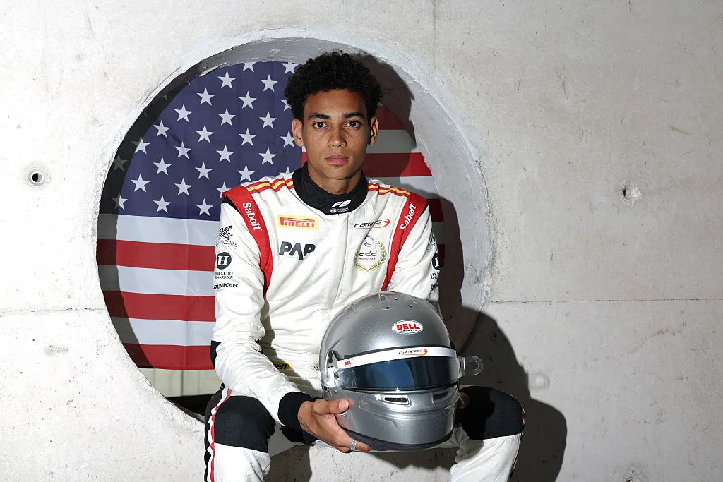 Ugo Ugochukwu posa con su casco tras consagrarse campeón en el circuito de Madrid