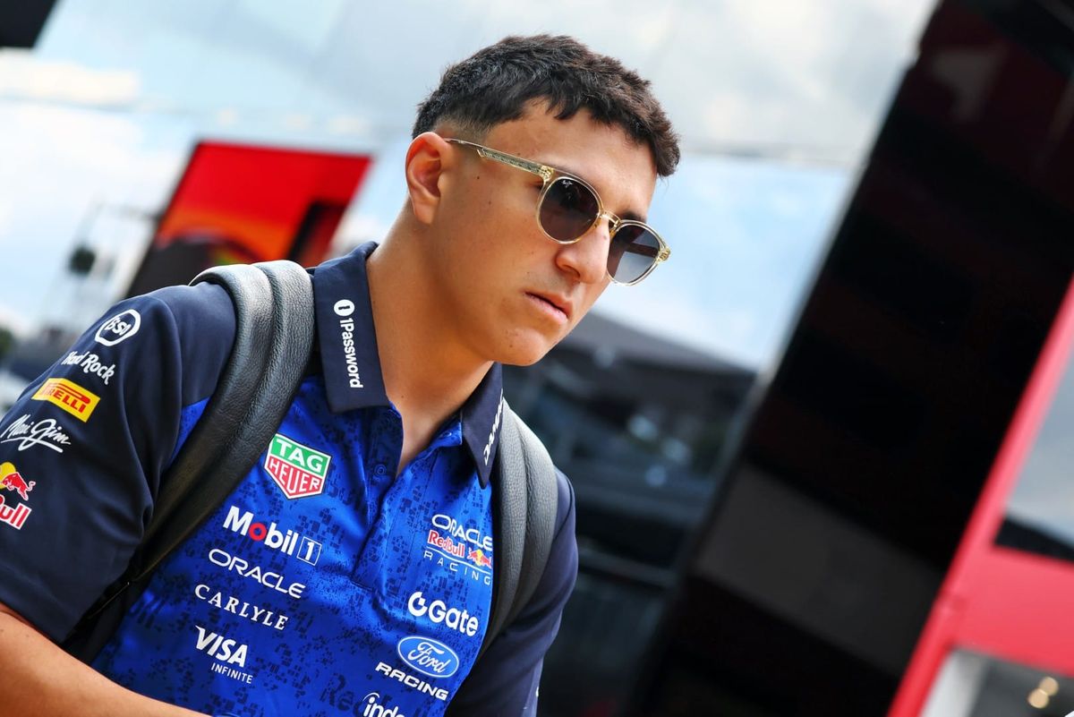 Isack Hadjar con la indumentaria de Red Bull en el paddock de la Fórmula 1