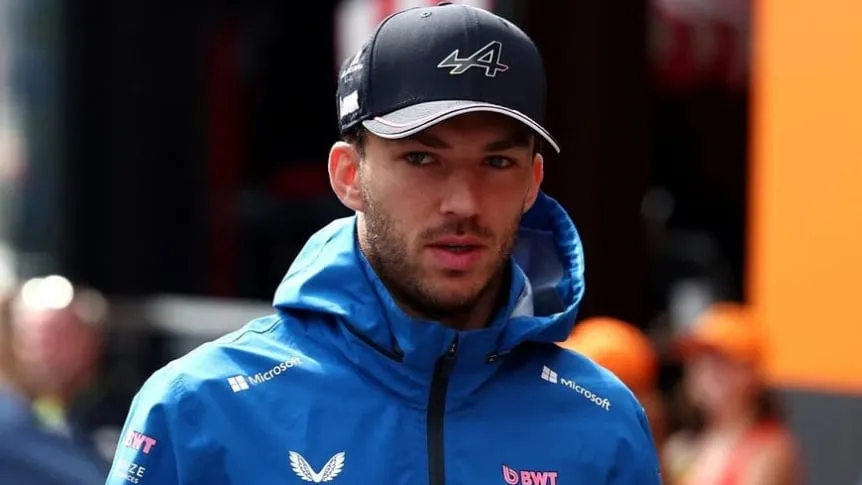 Pierre Gasly con la indumentaria oficial del equipo Alpine en el paddock de la Fórmula 1.