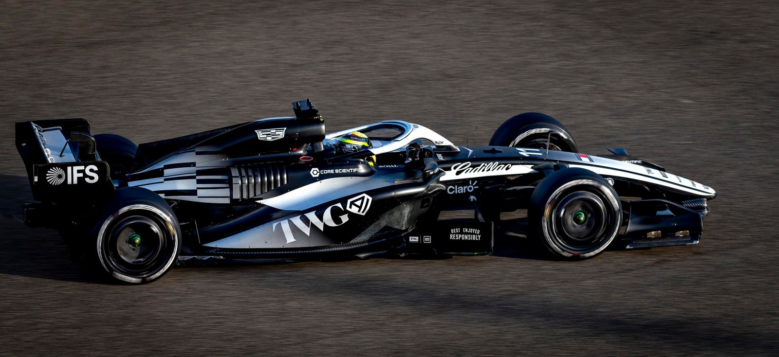 Monoplaza de Cadillac F1 en pista durante una sesión de pruebas.