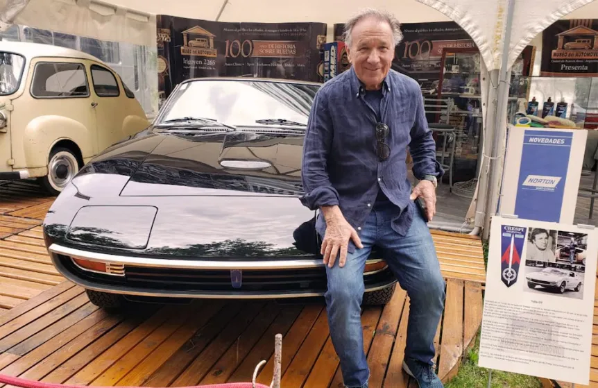 Tulio Crespi junto a una de sus creaciones mecánicas históricas.