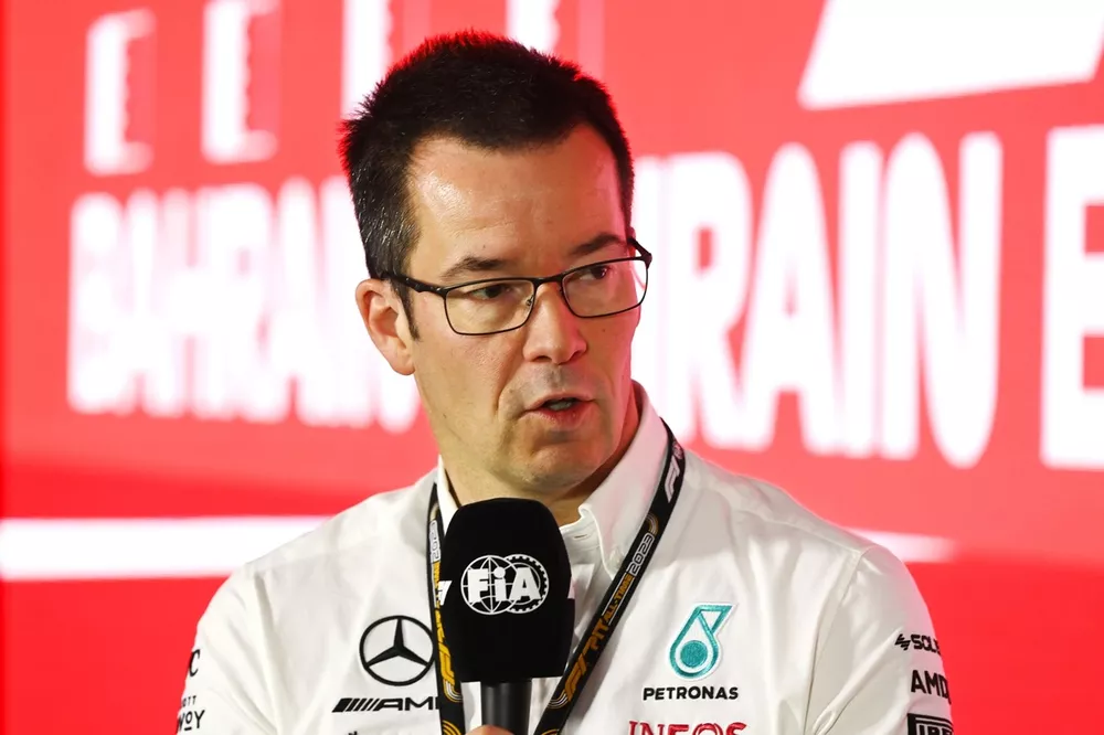 Mike Elliott en una rueda de prensa durante su etapa en Mercedes.