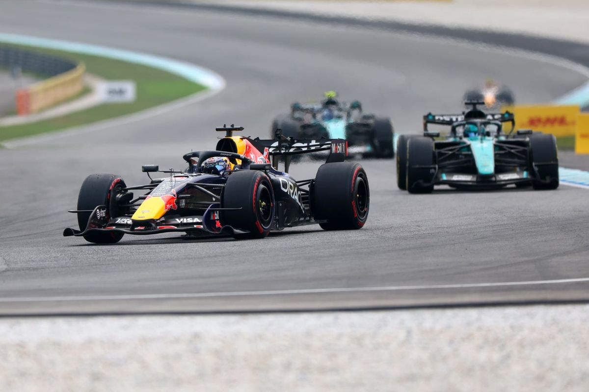Max Verstappen lidera el pelotón de Fórmula 1 durante el Gran Premio en el circuito de Malasia.
