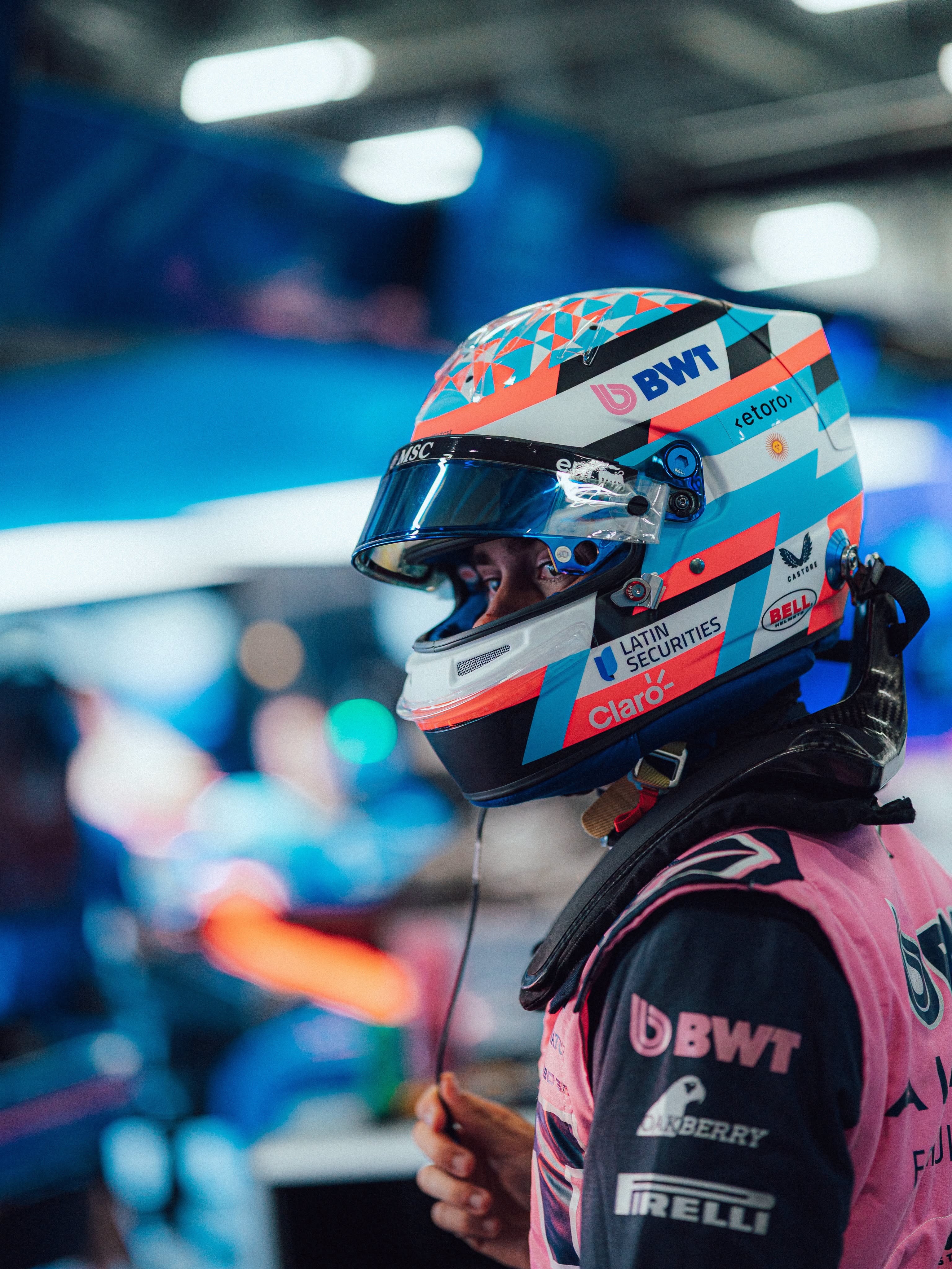 Franco Colapinto con el casco y la indumentaria oficial del equipo en el sector de boxes.