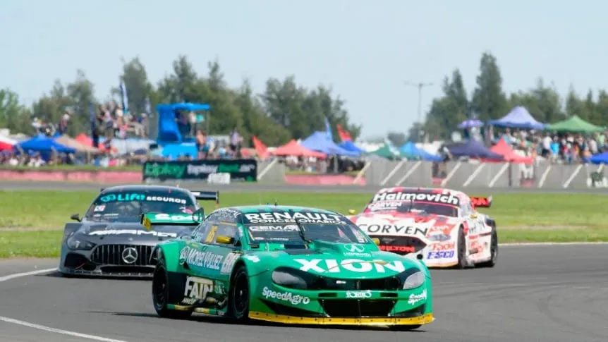 Ignacio Faín lidera la competencia a bordo de su Torino en el autódromo de San Nicolás durante la final del Turismo Carretera.