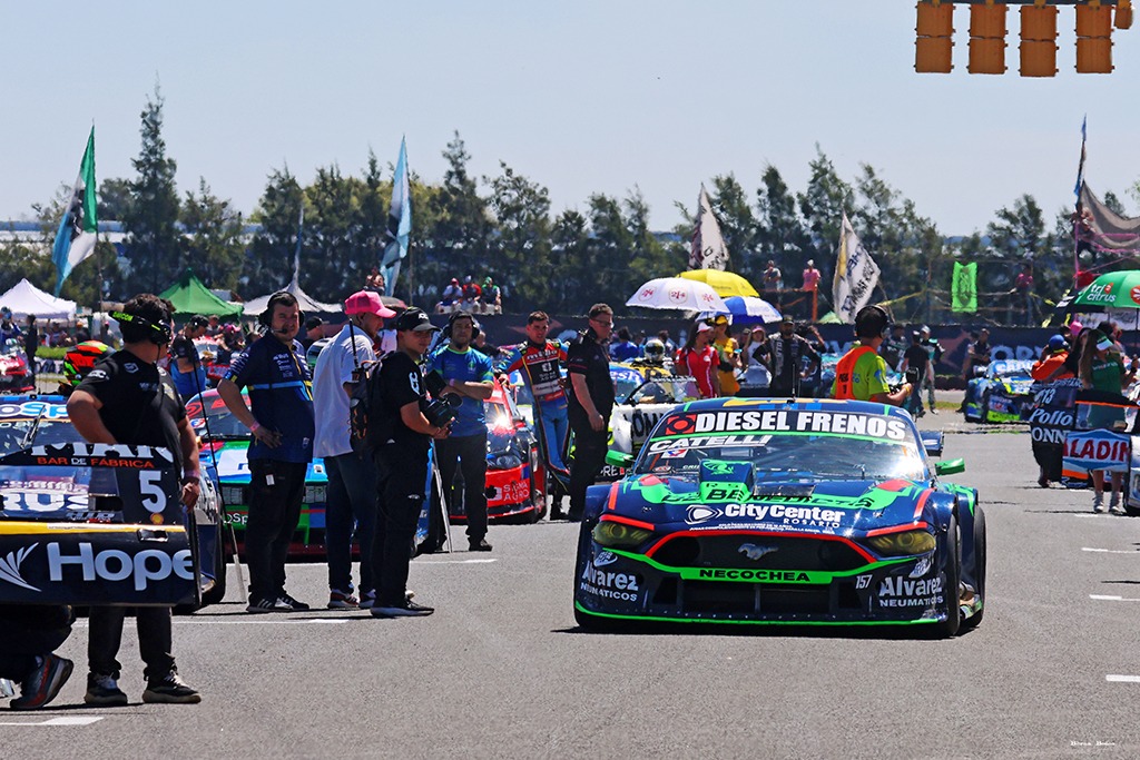 Autos del Turismo Carretera en la grilla de partida del autódromo de San Nicolás