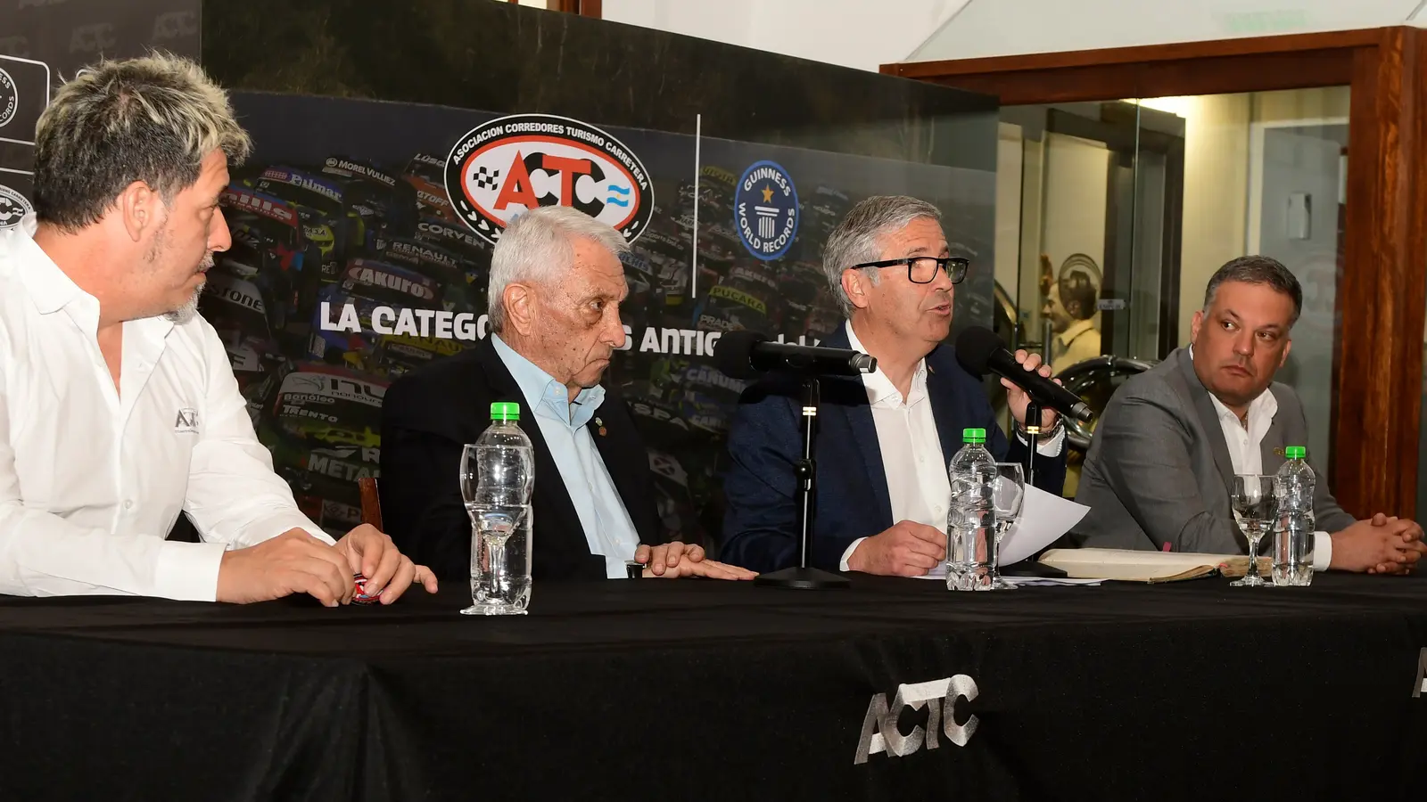 Oscar Aventín durante su reaparición en la Asamblea General Ordinaria de la ACTC junto a las autoridades de la institución.