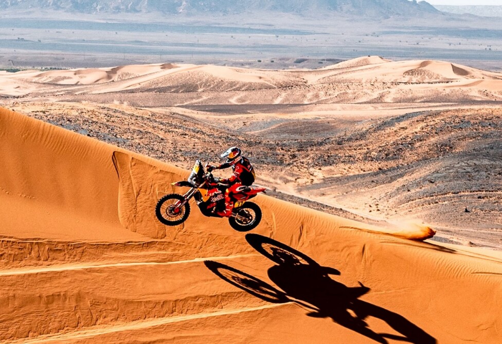 Luciano Benavides acelerando su KTM en las dunas durante el Rally de Marruecos.