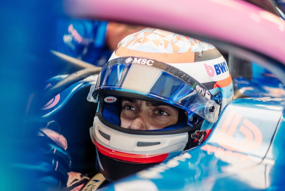 Franco Colapinto concentrado con el casco puesto dentro de la cabina del Alpine en el box durante el fin de semana de competencia.