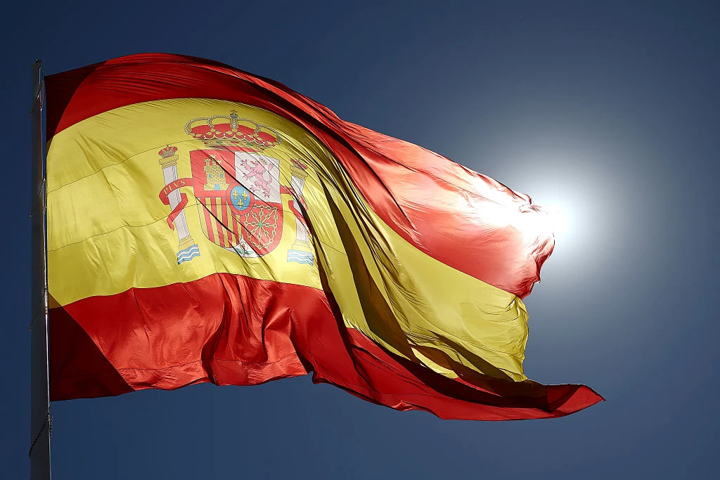Bandera de España ondeando al viento durante el fin de semana de automovilismo en Madrid