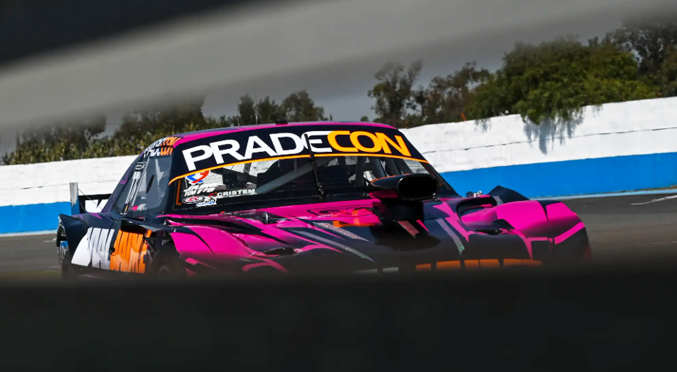 Unidad de competición en el autódromo durante la fecha del TC Mouras