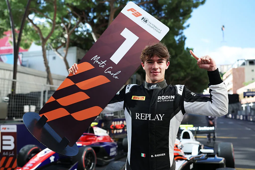 Brando Badoer celebrando con el cartel de ganador en Mónaco durante la temporada de Fórmula 3.