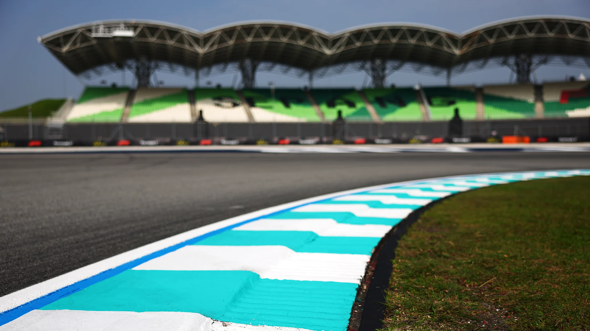 Detalle de los pianitos y la superficie del circuito de Sepang en la previa del Gran Premio de Malasia.