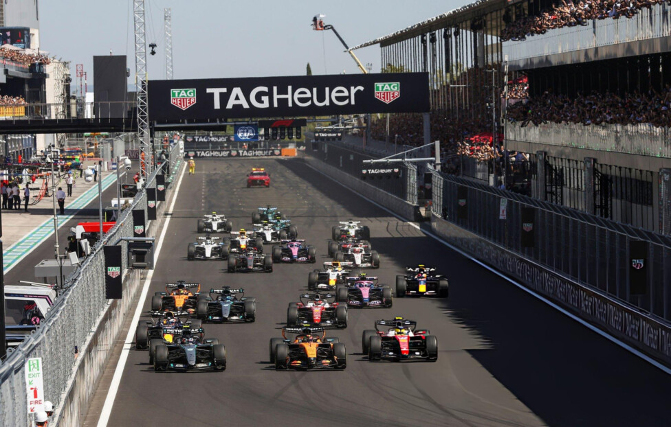 Monoplazas de Fórmula 1 durante la salida de un Gran Premio en el circuito