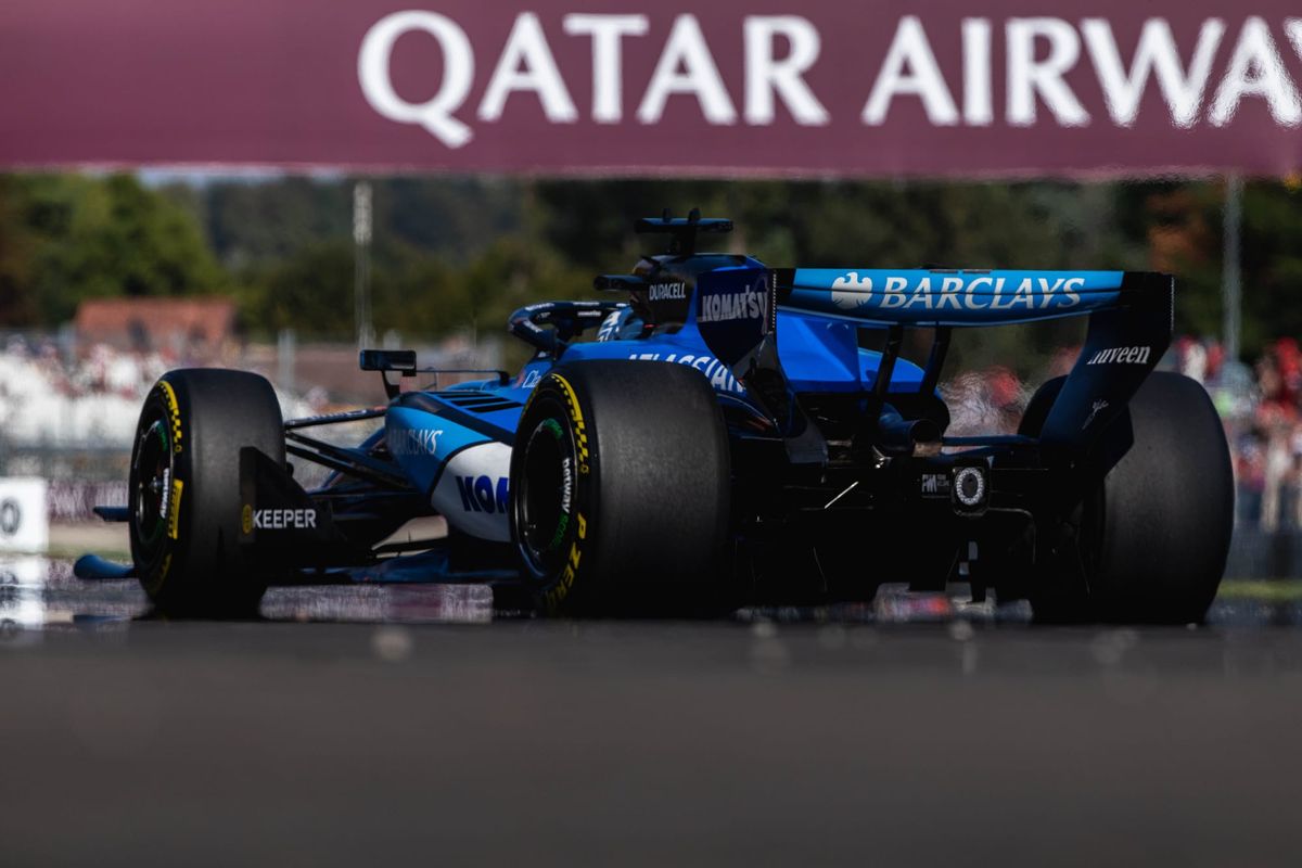 Monoplaza de Fórmula 1 en pista durante un fin de semana de Gran Premio.