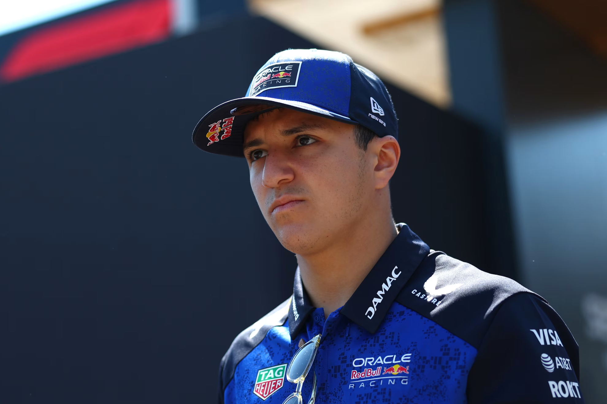 Isack Hadjar con la indumentaria oficial de Red Bull en la Fórmula 1.