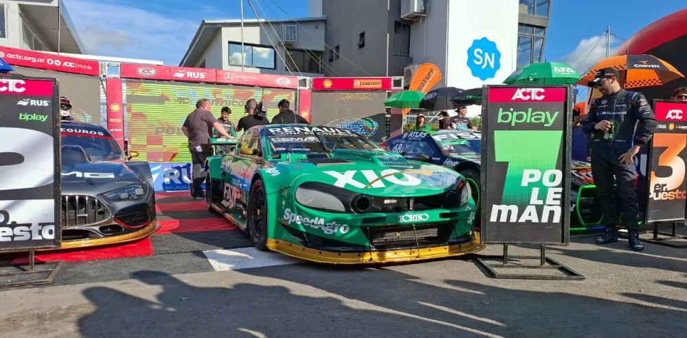 Vehículos de competición en los boxes del Autódromo Ciudad de San Nicolás durante la actividad oficial del Turismo Carretera.