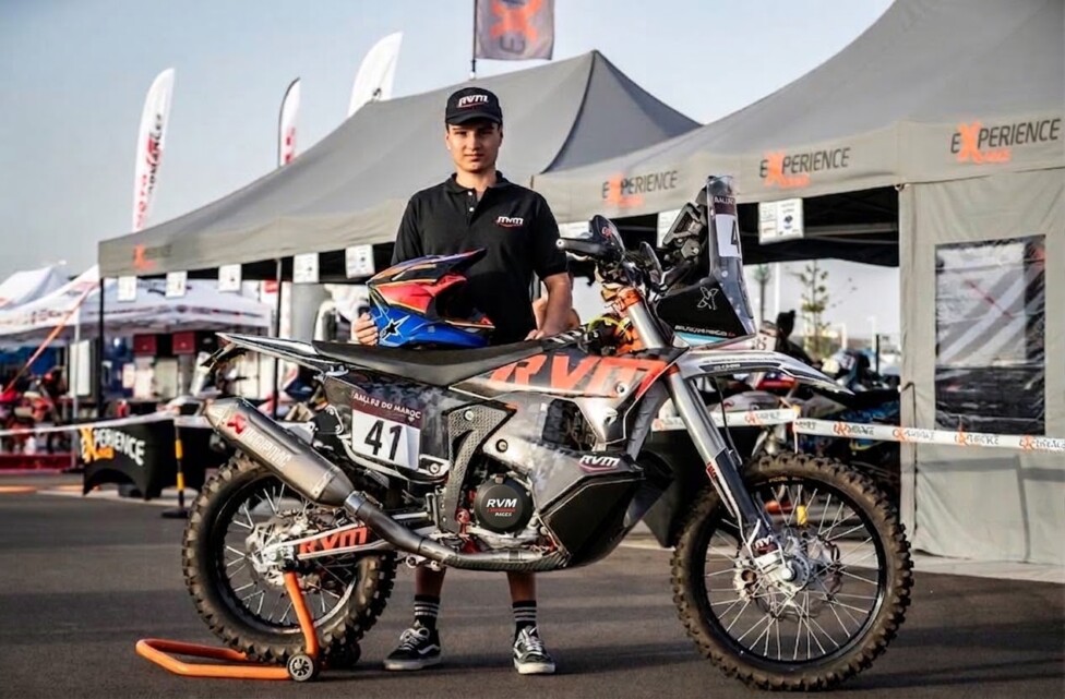 Baltazar Frezze Pissoni junto a su RVM Rally 450 en el vivac del Rally de Marruecos.