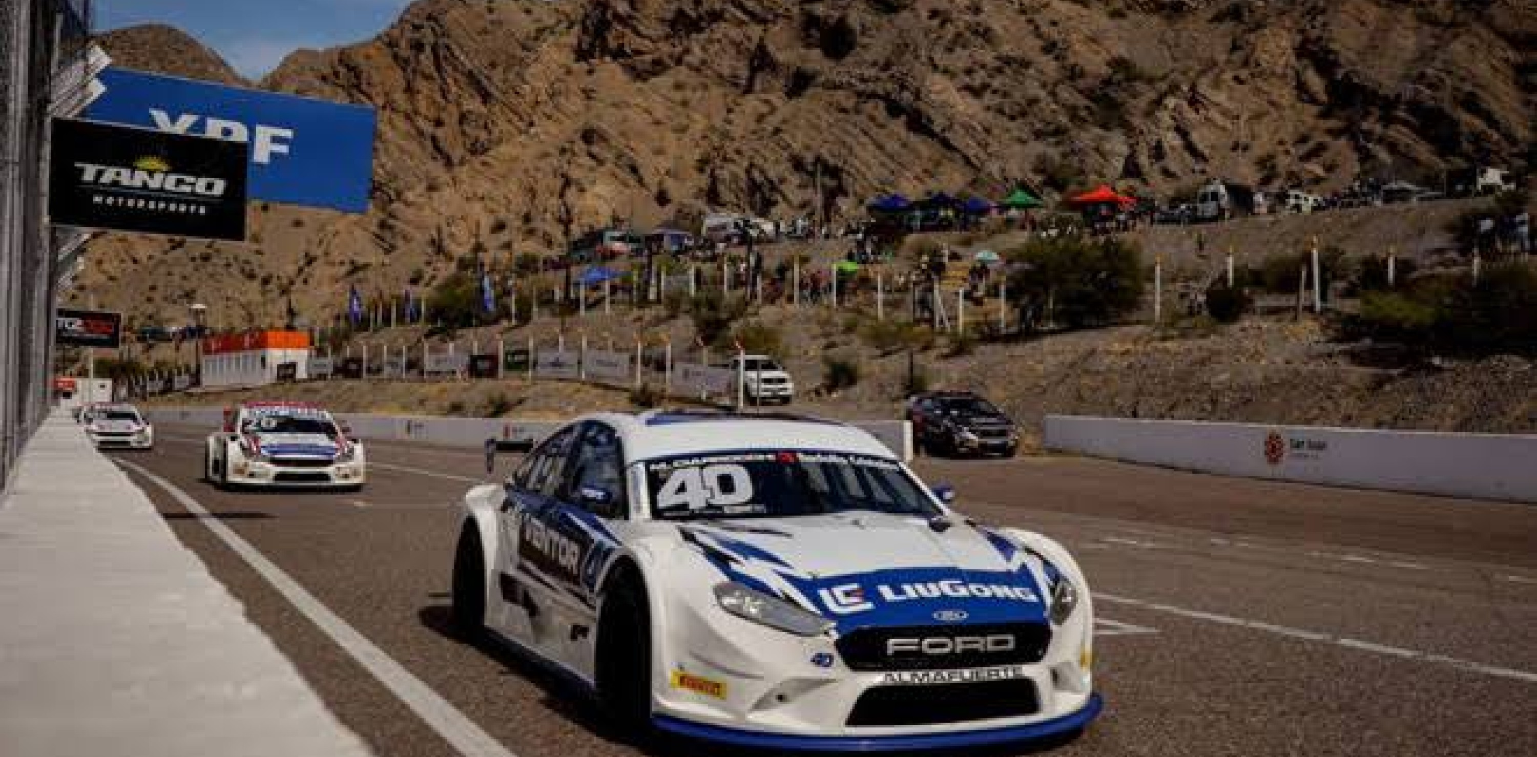 El Ford Mondeo número 40 de Marcelo Ciarrocchi transitando el autódromo El Zonda de San Juan.