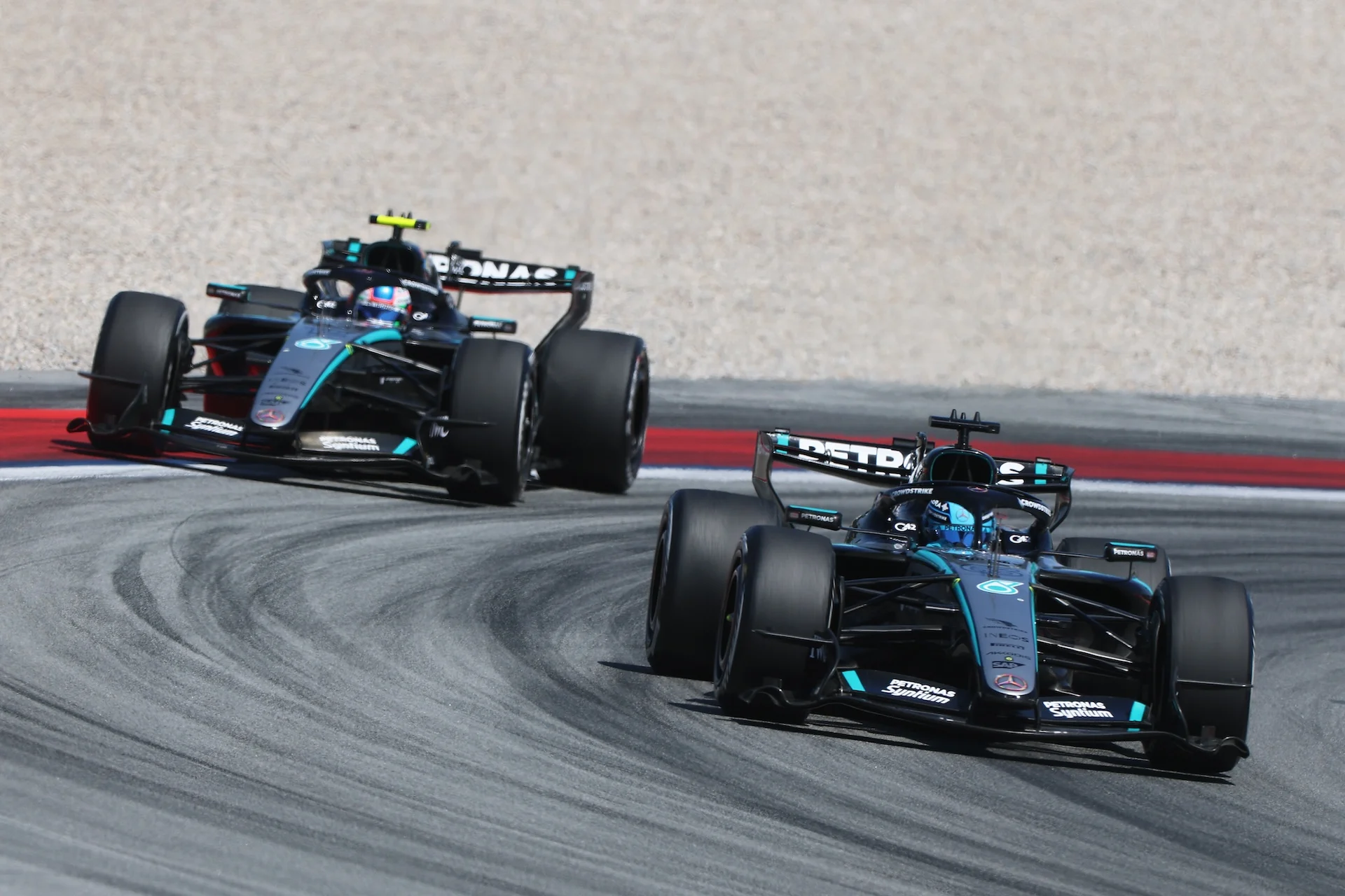 Monoplaza de Mercedes durante una sesión de pista en el circuito de Barcelona-Cataluña durante la temporada 2026.