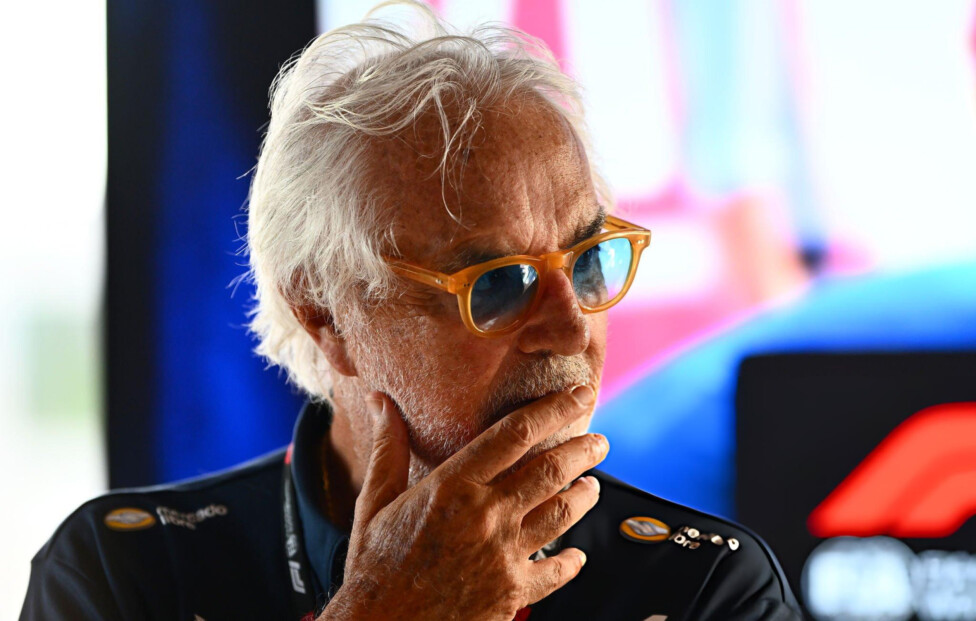 Flavio Briatore, director de Alpine, durante un receso en el paddock de la Fórmula 1.