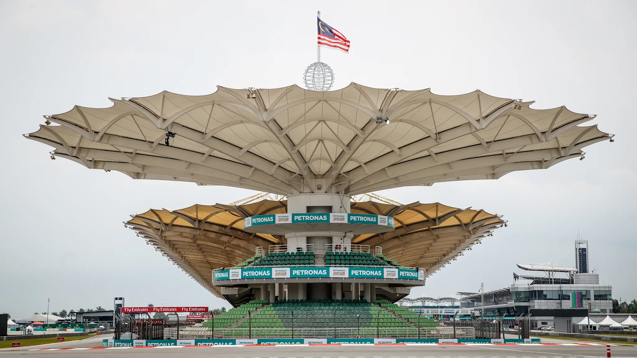 Vista general de la estructura y la recta principal del circuito internacional de Sepang en Malasia.