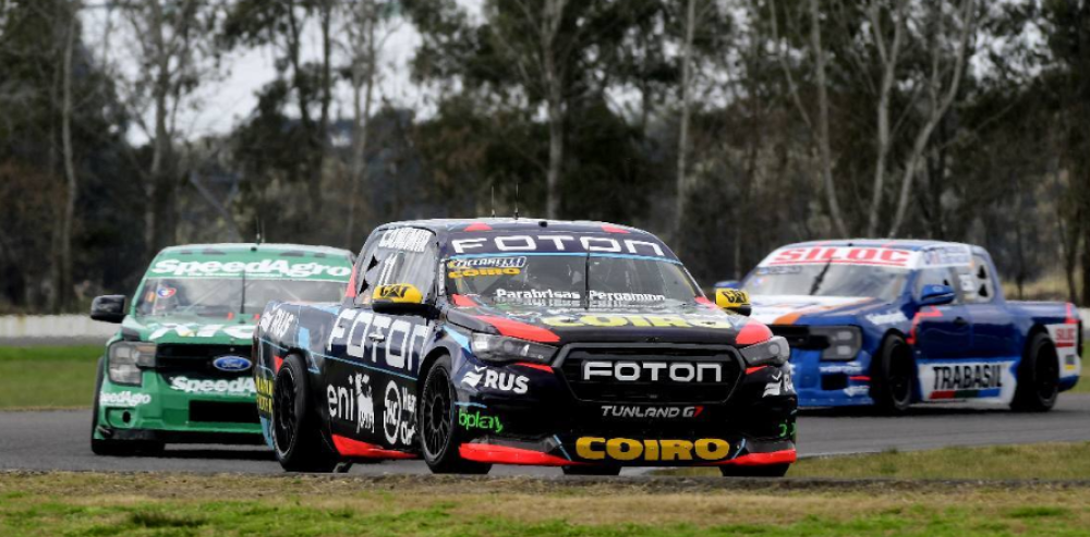Vehículos del TC Pick Up disputando una competencia en pista.