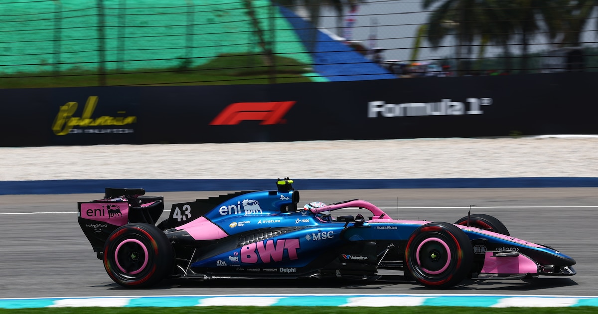 Monoplaza de Alpine pilotado por Franco Colapinto durante el Gran Premio en el circuito de Sepang.