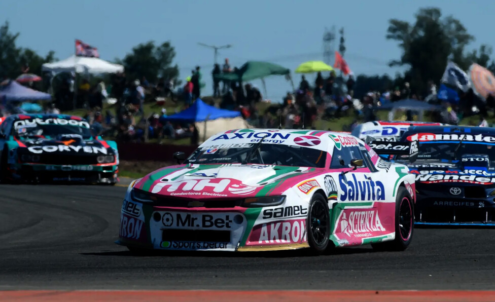 Agustín Canapino al volante del Chevrolet Camaro durante una competencia del Turismo Carretera.