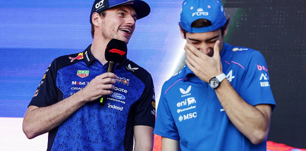 Max Verstappen y Franco Colapinto durante un evento oficial en la Fórmula 1.