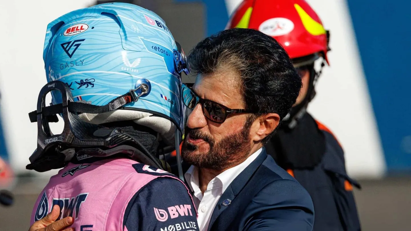 El presidente de la FIA, Mohammed Ben Sulayem, junto a Pierre Gasly en el paddock de la Fórmula 1.