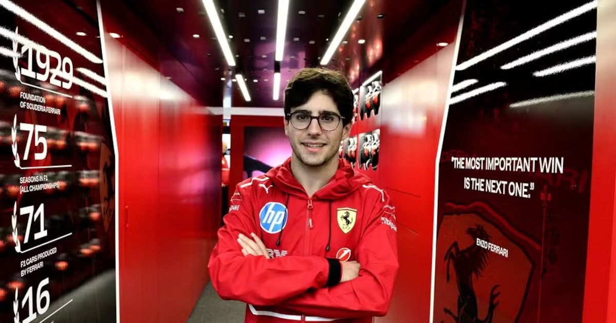 Rafael Cámara, piloto de la academia de Ferrari, durante una visita a las instalaciones de la escudería.