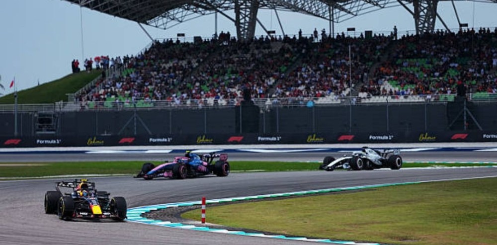 Monoplazas de Fórmula 1 en plena aceleración durante la clasificación en el circuito de Sepang, en el Gran Premio de Malasia.