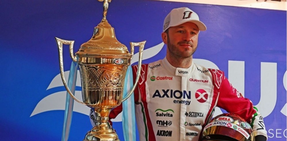 Agustín Canapino durante una premiación en el automovilismo