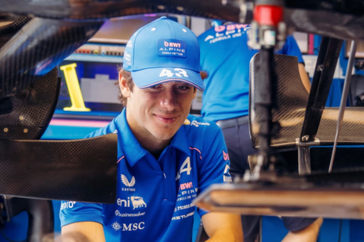 Franco Colapinto sonríe en el box de Alpine durante las prácticas en el circuito de Sepang