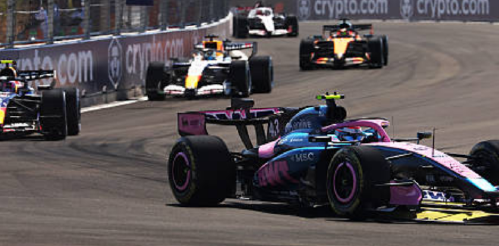 Monoplazas de Fórmula 1 compitiendo en el circuito de Madrid.