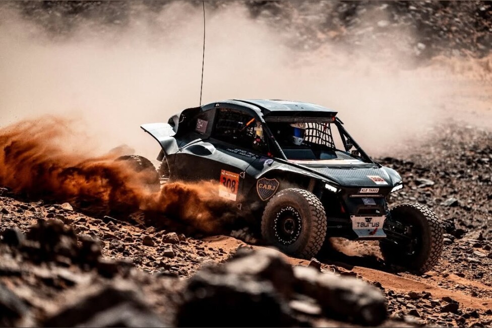 Manuel Andújar y Andrés Frini compitiendo con el Taurus Evo Max en el Rally de Marruecos.