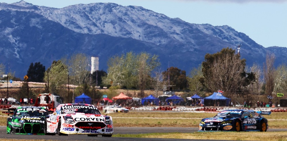 Autos en pista durante una carrera de Turismo Carretera en San Luis